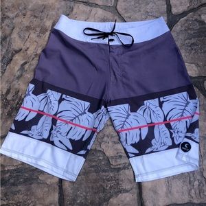 New- Men’s board shorts.